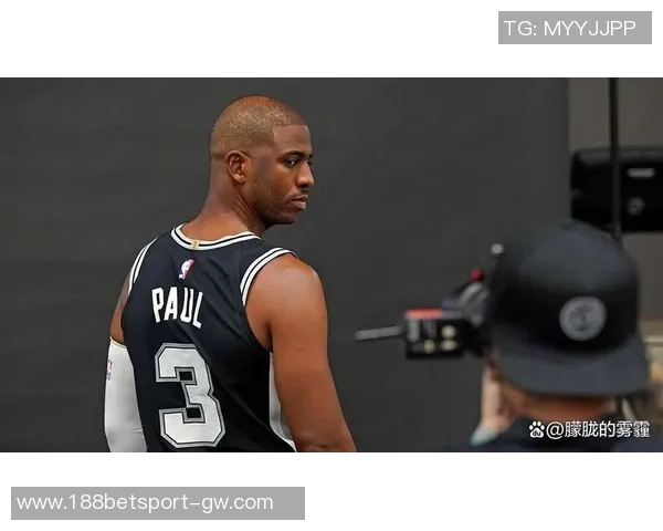 保罗私下向小卡请教战术遭小范严厉警告引发热议 保罗私下向小卡请教战术遭小范严厉警告引发热议